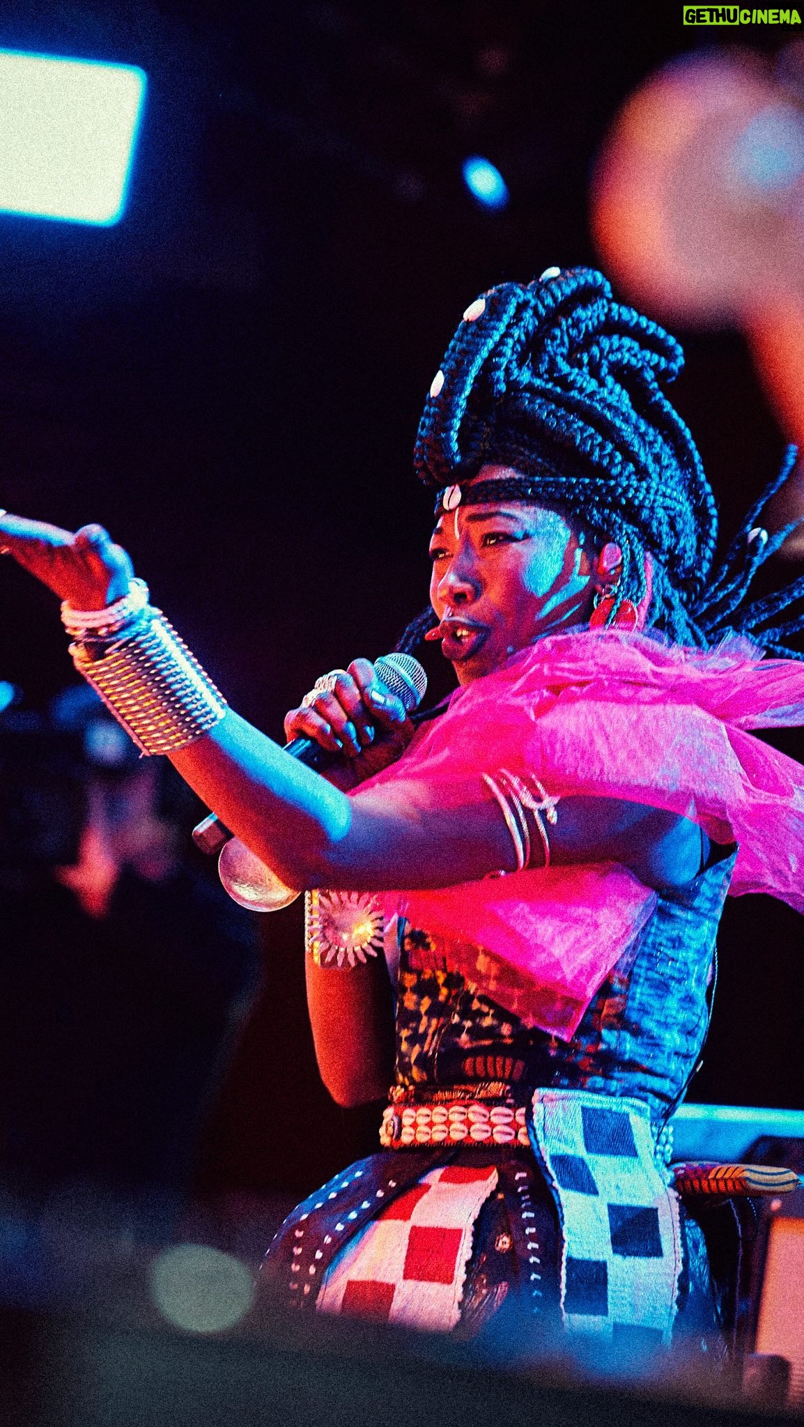 Fatoumata Diawara Instagram - La rockstar malienne Fatoumata Diawara fait monter les décibels pour les Concerts Volants. Extrait de "Fatoumata Diawara, Sissoko Segal Parisien & Peirani et Siân Pottok - Les Concerts Volants", des concerts à retrouver en intégralité sur arteconcert.com. 👋 @fatoumata_diawara__ @cabaret_sauvage_paris