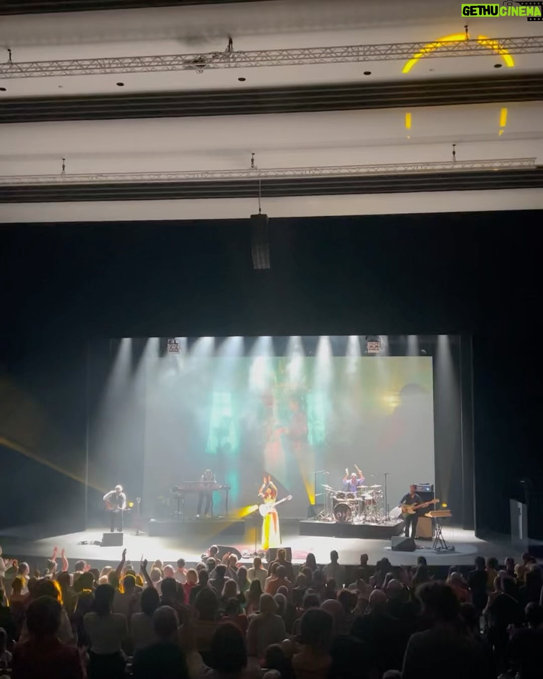 Fatoumata Diawara Instagram - @fatoumata_diawara__ made the audience dance on stage tonight! thank you for this beautiful evening. lot’s of love 💙✨