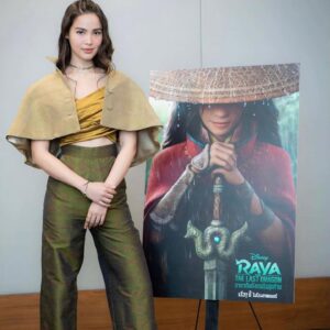 Fawn Veerasunthorn Instagram - I got to draw the beautiful @urassayas (Yaya) standing next to the real life Tuk Tuk vehicle as part of the Disney announcement of her as the Thai voice talent of our protagonist Raya. Looking forward to seeing Yaya bringing Raya to life! 
.
.
.
#rayaandthelastdragon #disney #disneyanimation #voicetalent #illustration #tuktuk #raya