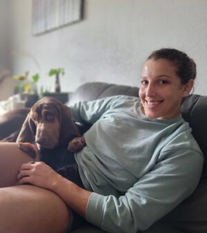 Felicia Spencer Instagram - Fights   cuddles with Hermione. 
📸 @thesavagecoppinger 
@fluffycuddleking 💤 
... ... ... ...
#nov13 #ufcfightnight #mma #feenom #orlandoathletes #ufc #fightcamp #canadiangirl #floridagirl #thejunglemma #wmma #negu #combatcorner #messyhairdontcare #ufcfighter #bloodhoundpuppy #bloodhound #bloodhoundsofinstagram #cutepuppy #hermione