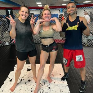 Felicia Spencer Instagram - my fucking homies ❤️🤍 

they motivate me. they help bring out the best version of me. 

Today was tough. Today was so fun. 

i walked into the gym feeling defeated. y’all pushed me. i’m leaving feeling empowered. 

I am so grateful. 

love y’all ❤️