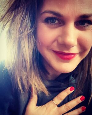 Felicitas Woll Instagram - Ihr lieben! Von Herzen möchte ich mich bedanken, für eure vielen lieben Worte, eure Komplimente, eure Anerkennung! Für mich zählt immer das Ergebnis und die Reaktionen des Publikums! 🌺 Ich sag euch, wir haben alle gebrannt für dieses Projekt!  Ich habe alles gegeben: Schweiß, Blut und zwei Menisken! 🙈🙏🏻 aber wenn man seinen Beruf liebt, gibt es kein halb, nur ganz oder gar nicht. Ich liebe es, intensive, tiefe Figuren zu spielen! Das bereichert mich unglaublich, auch wenn man immer einen Teil seiner Seele, geben muss. Aber wenn ich eure Reaktionen lese, weiß ich dann warum und wofür ich das gerne mache und ihr gebt mir viel zurück! Und Dinge aufzuzeigen, die jeden Tag passieren, ist zusätzlich noch eine besondere Eigenschaft meines Berufes! Ich bin dankbar!  Danke euch!!! 🍀💪🏻 und passt auf euch auf! 🙋‍♀️ #dusollstnichtlügen #dankbar #vonherzen #aberauchgernewiederkomödie