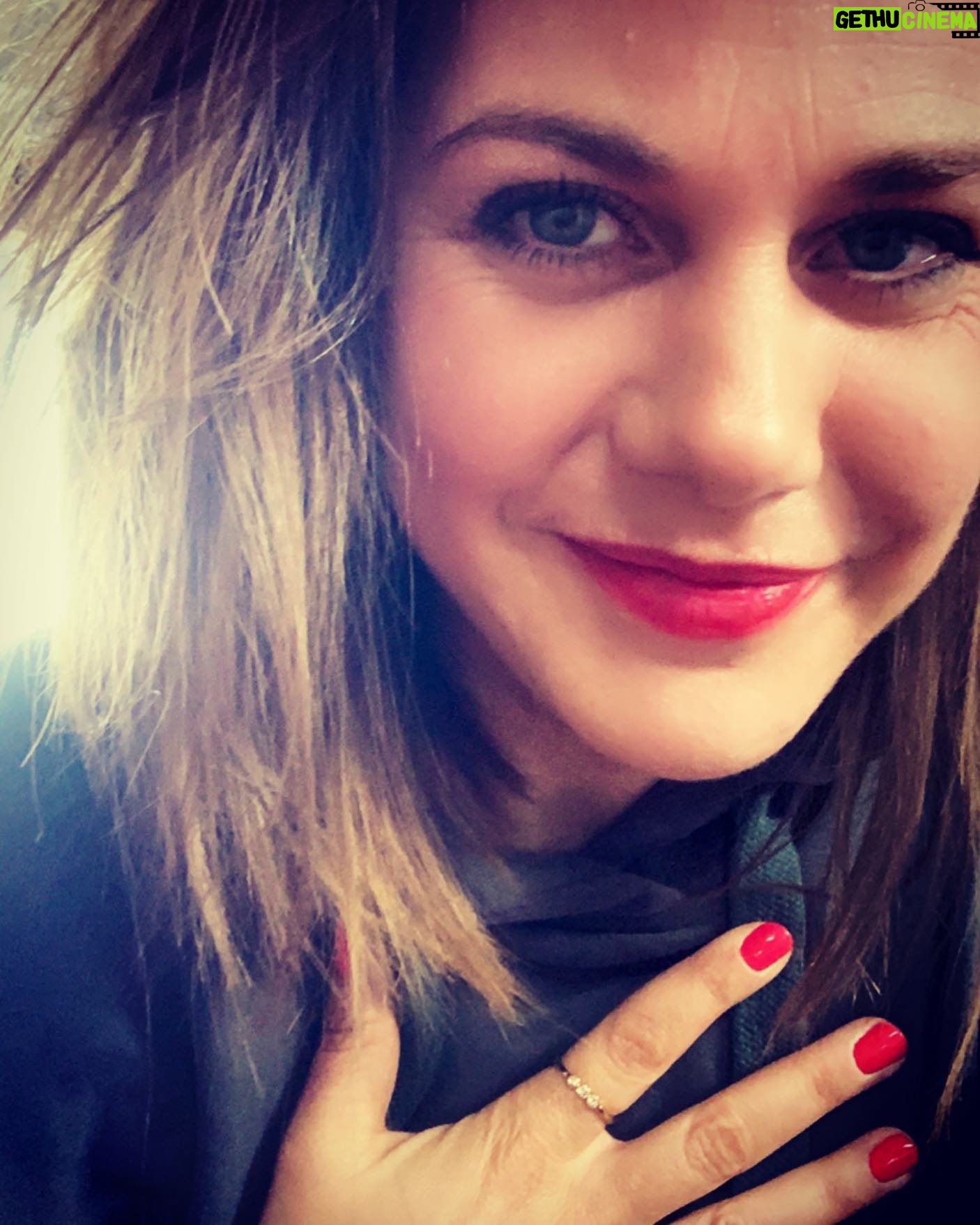 Felicitas Woll - 6.4K Likes - Ihr lieben! Von Herzen möchte ich mich bedanken, für eure vielen lieben Worte, eure Komplimente, eure Anerkennung! Für mich zählt immer das Ergebnis und die Reaktionen des Publikums! 🌺 Ich sag euch, wir haben alle gebrannt für dieses Projekt! Ich habe alles gegeben: Schweiß, Blut und zwei Menisken! 🙈🙏🏻 aber wenn man seinen Beruf liebt, gibt es kein halb, nur ganz oder gar nicht. Ich liebe es, intensive, tiefe Figuren zu spielen! Das bereichert mich unglaublich, auch wenn man immer einen Teil seiner Seele, geben muss. Aber wenn ich eure Reaktionen lese, weiß ich dann warum und wofür ich das gerne mache und ihr gebt mir viel zurück! Und Dinge aufzuzeigen, die jeden Tag passieren, ist zusätzlich noch eine besondere Eigenschaft meines Berufes! Ich bin dankbar! Danke euch!!! 🍀💪🏻 und passt auf euch auf! 🙋♀️ #dusollstnichtlügen #dankbar #vonherzen #aberauchgernewiederkomödie