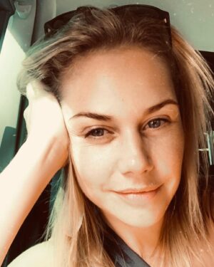 Felicitas Woll Instagram - Ohne Schnickschnack!  Habt eine schöne Woche 🌺