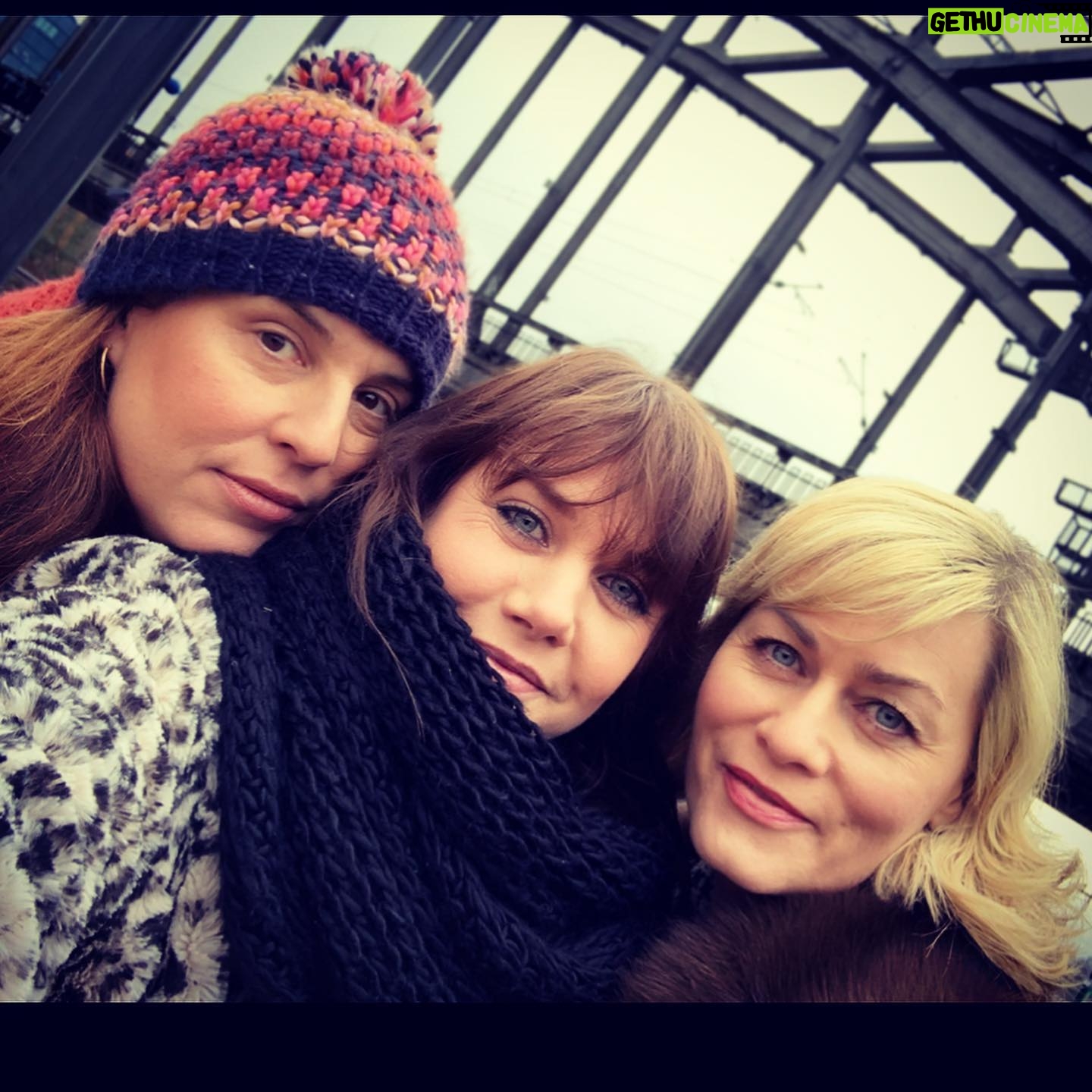Felicitas Woll - 4.1K Likes - Heute Abend kommen um 20.15 Uhr kommt im ZDF endlich die Weihnachtstöchter! Mit meinen großartigen Schwestern im Geiste @elena_uhlig und @gesine_cukrowski und natürlich vielen anderen so tollen Geistern 🌟Ich freu mich, wenn ihr guckt🙋♀️🥳🎄 @zdfmediathek Regie #rolfsilber