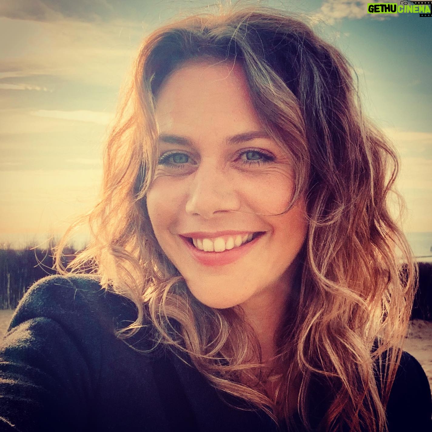 Felicitas Woll - 5.8K Likes - Die letzte Klappe ist gefallen! 🎥🎬Und es war eine großartige Arbeit. Aber unter wirklich atemberaubenden Umständen! Kräfteraubend, kraftschenkend und ich habe viel gelernt.....dank dir @jochenfreydank ! Mit einem lachenden und einem weinenden Auge, ist es jetzt geschafft! Auch danke an meine starken Spielpartner! @barry_atsma ....diese 4 Filme haben Spuren hinterlassen😁danke dir für deine Power! Danke an @sophie_pfennigstorf @ 😘 und @friederike.becht du tolle! Danke von Herzen @petra_gundlach_artist , dass du so toll ich warst! Erhol dich gut! @soenkemoehring_official 🙋♀️ und noch einem großen Team und Produktion, die uns so gut und absolut fair durch diese Drehzeit gebracht haben! Und jetzt....durchatmen! Ein schönes Wochenende🙋♀️👏🏼 wann alles ausgestrahlt wird, gebe ich dann bekannt. @sat.1 #fitzundskoglund #dusollstnichtlügen #liar Werbung/ Verlinkung