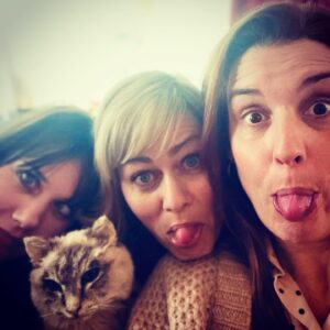 Felicitas Woll Instagram - Heute Abend kommen um 20.15 Uhr kommt im ZDF endlich die Weihnachtstöchter! Mit meinen großartigen Schwestern im Geiste @elena_uhlig und @gesine_cukrowski  und natürlich vielen anderen so tollen Geistern 🌟Ich freu mich, wenn ihr guckt🙋‍♀️🥳🎄 @zdfmediathek  Regie #rolfsilber
