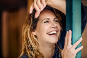 Felicitas Woll Instagram - Lasst uns lachen, dass Leben ist ernst genug!  Habt einen schönen 4.ten Advent morgen🎄🌺 📸 @leidigthomas  #leben #lachen #nachvornesehen #menschlichkeit #herzennichtspalten