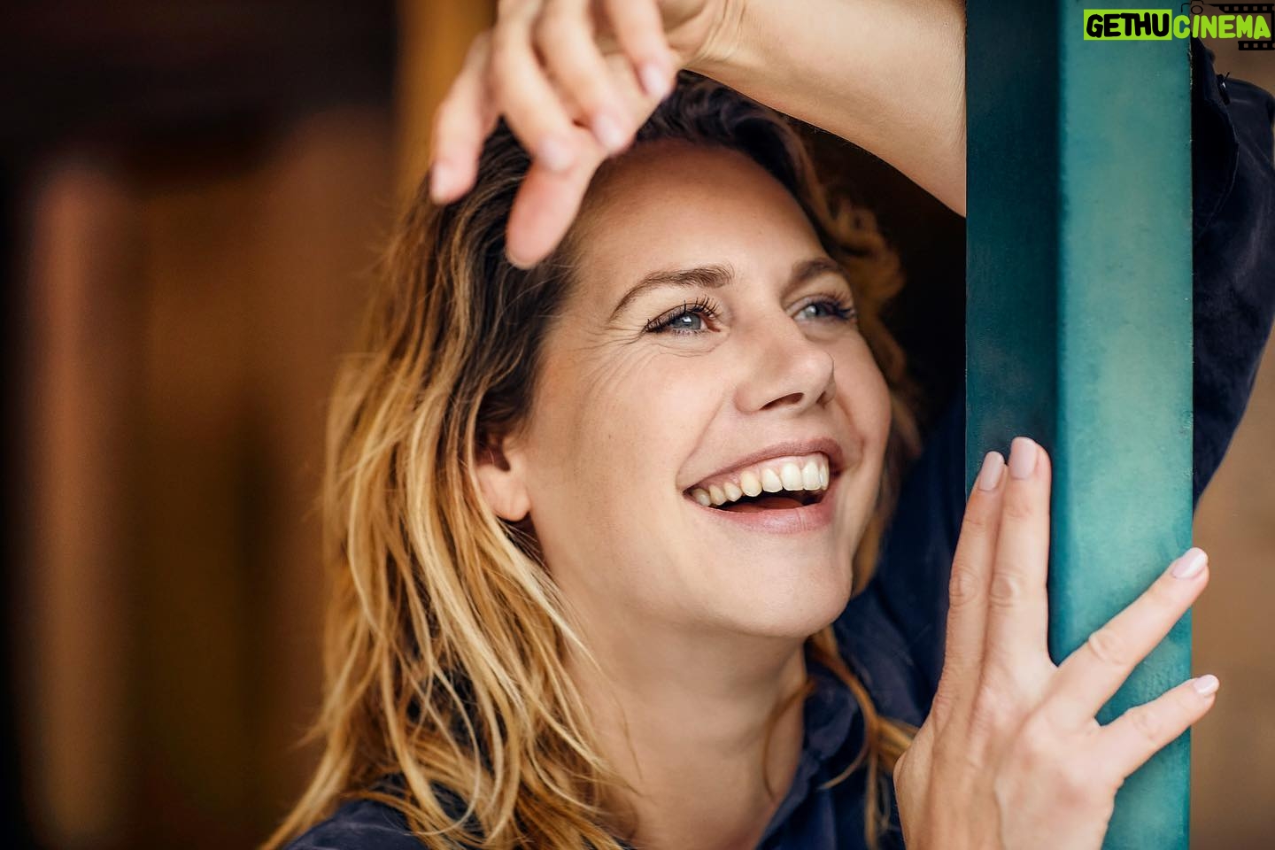 Felicitas Woll - 4.8K Likes - Lasst uns lachen, dass Leben ist ernst genug! Habt einen schönen 4.ten Advent morgen🎄🌺 📸 @leidigthomas #leben #lachen #nachvornesehen #menschlichkeit #herzennichtspalten