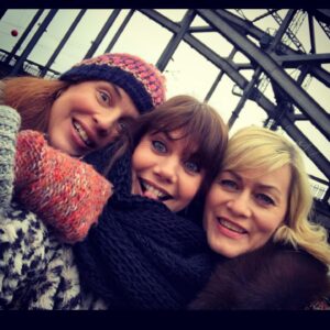 Felicitas Woll Instagram - Heute Abend kommen um 20.15 Uhr kommt im ZDF endlich die Weihnachtstöchter! Mit meinen großartigen Schwestern im Geiste @elena_uhlig und @gesine_cukrowski  und natürlich vielen anderen so tollen Geistern 🌟Ich freu mich, wenn ihr guckt🙋‍♀️🥳🎄 @zdfmediathek  Regie #rolfsilber