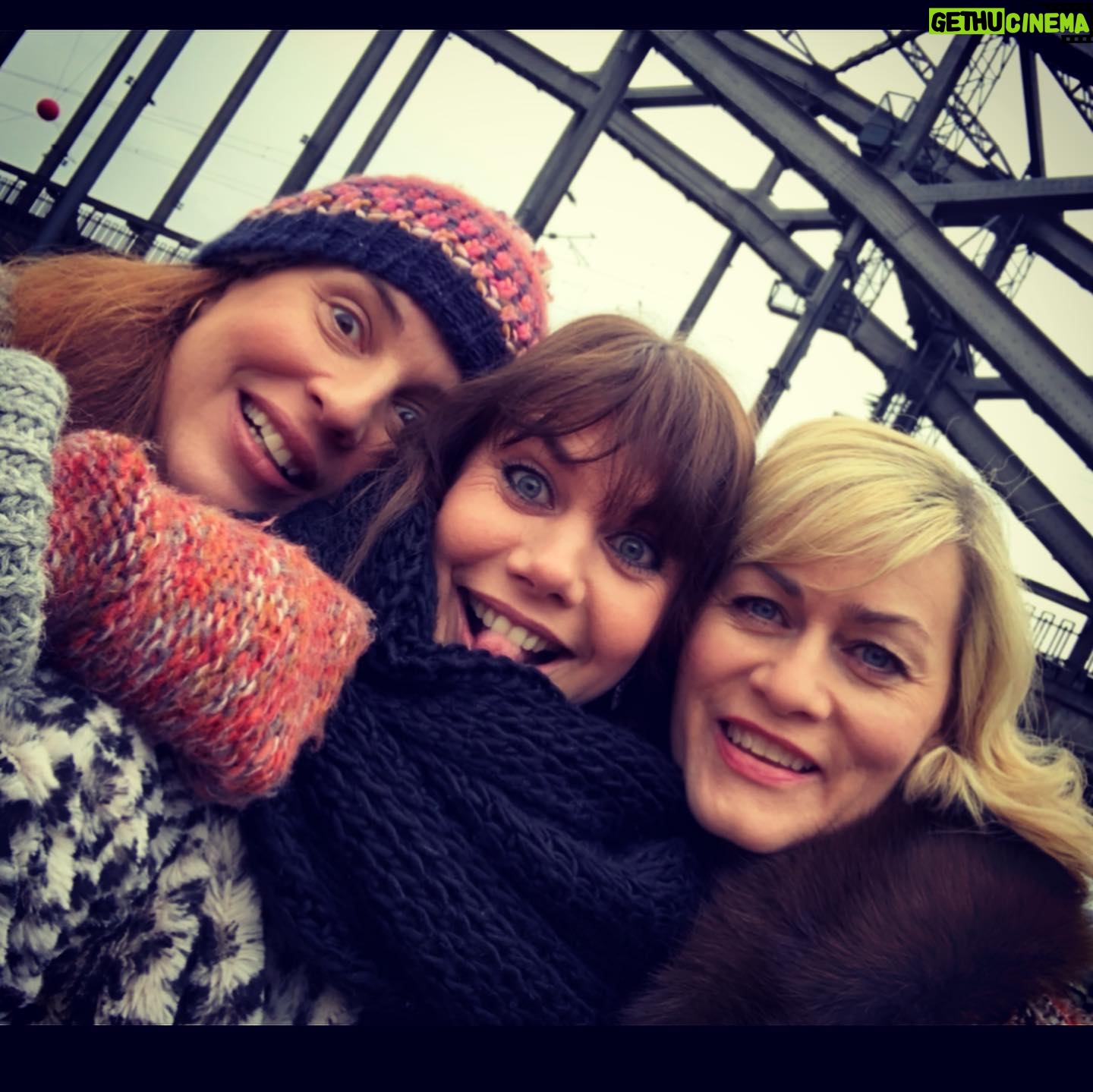 Felicitas Woll - 4.1K Likes - Heute Abend kommen um 20.15 Uhr kommt im ZDF endlich die Weihnachtstöchter! Mit meinen großartigen Schwestern im Geiste @elena_uhlig und @gesine_cukrowski und natürlich vielen anderen so tollen Geistern 🌟Ich freu mich, wenn ihr guckt🙋♀️🥳🎄 @zdfmediathek Regie #rolfsilber