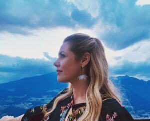 Felicitas Woll Instagram - Annabelle vor Berg #herzogpark #🎬 #🎭