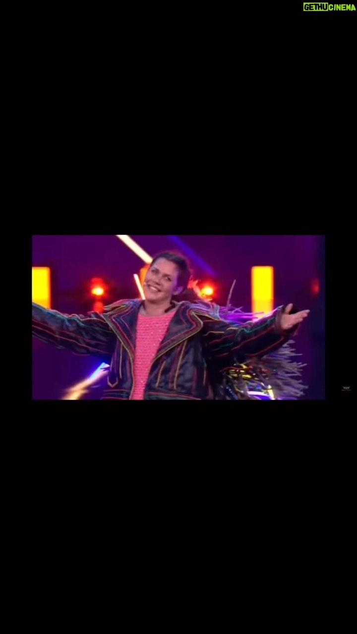 Felicitas Woll - 6.3K Likes - Mein aller schönster Moment ❤️🎶🦔 man hört, wie ich mich erschrecke am Anfang. Eigentlich war geplant nochmal Anti Hero zu singen. Aber sie schenkten mir nochmal Alanis💖danke dafür
