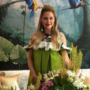 Felicitas Woll Instagram - Bunt geht‘s ins Wochenende! 😁Habt ein schönes solches🌺  #setlife #herzogpark #flowerpower @talbotrunhof  h&m @ank_makeupartist 😘 🎭🎬🎉💥