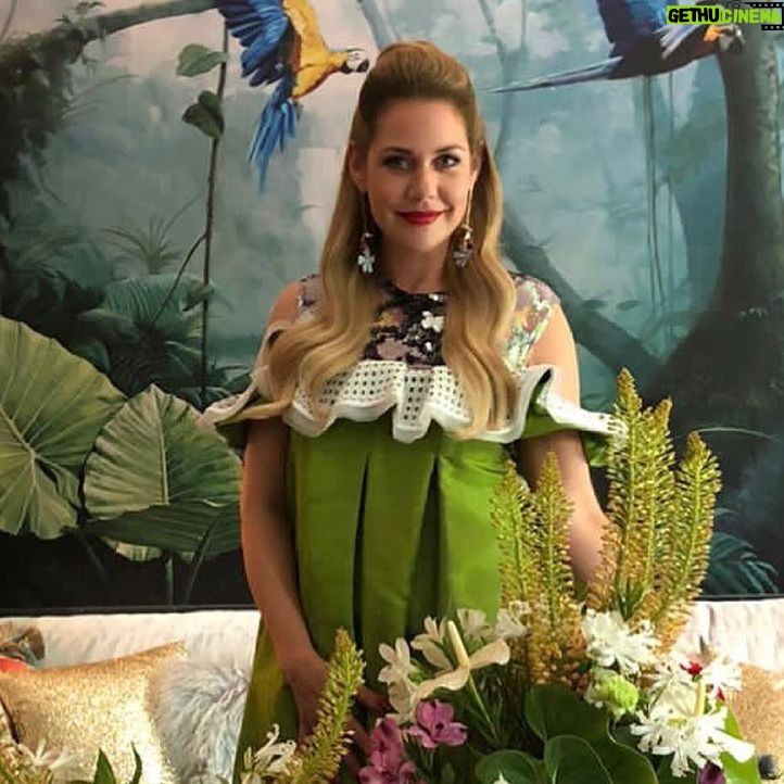 Felicitas Woll - 5.1K Likes - Bunt geht‘s ins Wochenende! 😁Habt ein schönes solches🌺 #setlife #herzogpark #flowerpower @talbotrunhof h&m @ank_makeupartist 😘 🎭🎬🎉💥
