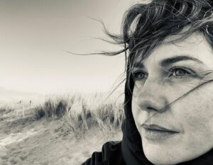 Felicitas Woll Instagram - Beuge nie deinen Kopf. Halte ihn immer hoch. Schau der Welt ins Gesicht!  Ich vermisse die Weite, den Blick aufs Meer, die Ruhe am Meer. Das Rauschen. Das Kommen und Gehen! Das macht meine Seele so weit. Ich habe es noch nie so vermisst, wie jetzt!