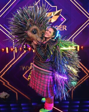 Felicitas Woll Instagram - Mein bester Freund🦔 @masked.singer.germany @prosieben Foto: ProSieben/Willi Weber @alexandra_brandner_costume 🦔❤️🙌🏻 #igelotastisch #hugfromhedgehog #maskedsinger #finale