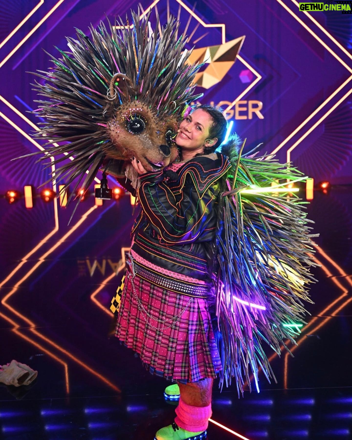 Felicitas Woll - 6.2K Likes - Mein bester Freund🦔 @masked.singer.germany @prosieben Foto: ProSieben/Willi Weber @alexandra_brandner_costume 🦔❤️🙌🏻 #igelotastisch #hugfromhedgehog #maskedsinger #finale
