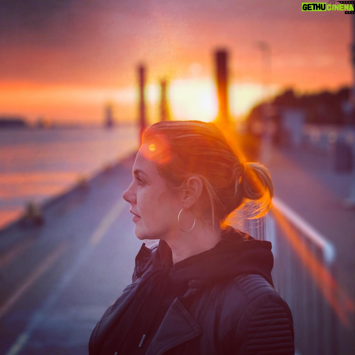 Felicitas Woll - 6.4K Likes - Ein schönes Sonnenbad schon immer Wunder tat. Biene Maja, von Willi