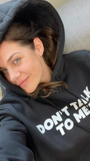Felicitas Woll Instagram - Ihr lieben Liebenden! Wo soll ich anfangen?! Diese Reise war wirklich IGELOTASTISCH für mich! Ich kann gar nicht in Worte fassen, was das für mich bedeutet! Ich habe jeden einzelnen Moment so genossen und ich danke jedem einzelnen von euch, der mir seine Stimme gegeben hat, damit ich das erleben durfte! Ohne euch, hätte ich diesen grandiosen Moment gestern nicht erleben dürfen! Ihr seid der Wahnsinn! Danke aus tiefsten Herzen! 💗🦔 Der Igel war meine Rüstung in dieser Arena. Eigentlich ein nachtaktiver kleiner Geselle, aber von Lied zu Lied habe ich mich ins Licht getraut und bin gewachsen! Und irgendwann wurde auch mein Panzer leichter und ich konnte über diese Bühne tanzen! Mit blauen Vögeln, Spinnen und allen diesen schönen Wesen, konnte ich eine unvergessliche Reise machen! Es hat so großen Spaß gemacht mit euch allen! Ich muss mich noch sammeln und das noch realisieren! Danke für eure ganzen wunderbaren  Worte, Komplimente, ich lese alles und das macht mich so glücklich! 🙏🏻❤️ @matthiasopdenhoevel danke für jede Hand die du mir gereicht hast! @ruthmoschner  @reagarvey es war mir eine Freude, euch verrückt zu machen! Danke @masked.singer.germany für dieses Abenteuer!!!! 🤘🏻❤️🦔 Hi! It‘s me….i‘m the Problem it‘s me😜🤘🏻🙌🏻 mission komplited 🎹🎼🎸🎶 #igelotastisch #maskedsinger