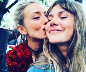 Felicitas Woll Instagram - Morgen Abend könnt ihr nochmal den Berlin-Berlin Kinofilm gucken. Um 20.15 Uhr in der ARD. Oder bei Netflix die Serie von damals, als wir noch jung und schön waren🤣🥳🎬 habt einen schönen Sonntag 🙋‍♀️🌞