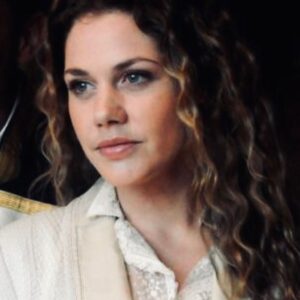 Felicitas Woll Instagram - Mein Herz schlägt für die Schauspielerei! Mein Herz hat schon als Kind dafür geschlagen! Seit ich denken kann, geht meine Fantasie auf Reisen und träumt sich in andere Welten und andere Leben. Ich habe kein Diplom auf der Hand, aber ich habe die Magie im Herzen, die es braucht für diesen Beruf. Ich habe immer einen Teil meines Selbst, der Rolle zur Verfügung gestellt und es mir nach den Dreharbeiten versucht zurückzuerobern. Ich habe mir alles, was die Arbeit am Set angeht selbst beigebracht und von den vielen wunderbaren Kollegen mit denen ich bisher arbeiten durfte abgeschaut. Wie die Technik  am Set funktioniert. Denn das muss man wissen und verinnerlichen und dann komplett vergessen können. Wie man sich vor und hinter der Kamera verhält. Ich habe mir die Dankbarkeit erhalten, dass ich damals vor über 20 Jahren in einer Disko entdeckt wurde! Und ohne jegliche Erfahrung direkt eine Hauptrolle bekommen habe! Danke dafür! Ich bin einfach los, ohne eine Ahnung was passiert, aber mit viel Muffensausen in den Taschen! Ich liebe meinen Beruf wirklich sehr, ich habe mir viel hart erarbeitet, aber hatte auch das Glück als Rückenwind!  Ich sage mir viel zu selten, dass ich es gut geschafft habe bis hier her, auch immer ich selbst zu bleiben. Ich bin sehr kritisch mit mir selbst.  Aber ich möchte mich bedanken, dass ihr mich hier und zum Teil schon so lange begleitet und liebevoll schreibt! Auch wenn dieses Internet mir immer ein wenig komisch bleibt, ich bin halt ein Kind der 80ger!  Ich will einfach nur mal danke sagen, danke dem Schicksal, den schönen Figuren und euch! 🙏🏻❤️#dankbar #historisch #berthabenz #dresden #männerderemden  #berlinberlin #zeitlos #glücklich #film 😘 #fitzundskoglund #frankoliverschulz