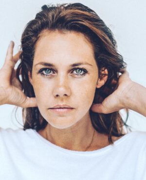 Felicitas Woll Instagram - „Du sollst nicht lügen“ 🎬🎭haben wir letztes Jahr in schwierigen Zeiten gedreht. Deshalb freue ich mich umso mehr, dass unsere Miniserie  am Dienstag und Mittwoch den 09. und 10.Februar um jeweils 20.15 Uhr ausgestrahlt wird und in @sat.1 Premiere feiert!!!🍀🎉 Und ich freue mich, wenn Ihr mit uns feiert!!! Mit ganz großartigen Kollegen die auch alles gegeben haben! @barry_atsma danke dir, @soenkemoehring_official @friederike.becht  @sophie_pfennigstorf 😘 @_laramarian_  @jessica_mcintyre_ Regie @jochenfreydank Produktion #mathiaslösel danke für alles! Auch dank an das gesamte Team!!!! Redaktion #janakaun 📸 @maxsonnenschein_official @pflugfotografie sat1/ Christine Schröder /Werbung