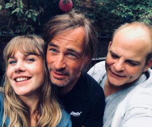 Felicitas Woll Instagram - Morgen Abend könnt ihr nochmal den Berlin-Berlin Kinofilm gucken. Um 20.15 Uhr in der ARD. Oder bei Netflix die Serie von damals, als wir noch jung und schön waren🤣🥳🎬 habt einen schönen Sonntag 🙋‍♀️🌞