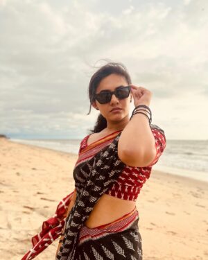 Femina George Instagram - Beach Mode 😎🌊
📸 : @shaneer_moideen 

#feminageorge #beach #saree #photoshoot