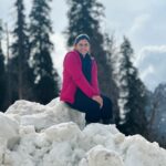 Femina George Instagram - Sonmarg 🏔️, Sind River 🏞️, Mustard Field 🌼 #kashmirtourism #feminageorge #sonmarg #snow #firsttime #vacation #family