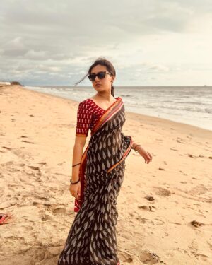 Femina George Instagram - Beach Mode 😎🌊
📸 : @shaneer_moideen 

#feminageorge #beach #saree #photoshoot