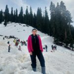 Femina George Instagram - Sonmarg 🏔️, Sind River 🏞️, Mustard Field 🌼 #kashmirtourism #feminageorge #sonmarg #snow #firsttime #vacation #family