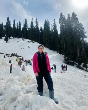 Femina George Instagram - Sonmarg 🏔️, Sind River 🏞️, Mustard Field 🌼 

#kashmirtourism #feminageorge #sonmarg #snow #firsttime #vacation #family