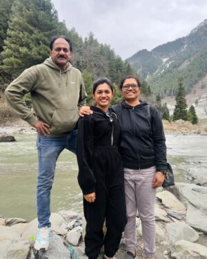 Femina George Instagram - Sonmarg 🏔️, Sind River 🏞️, Mustard Field 🌼 

#kashmirtourism #feminageorge #sonmarg #snow #firsttime #vacation #family