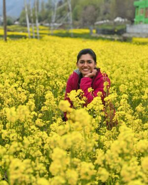 Femina George Instagram - Sonmarg 🏔️, Sind River 🏞️, Mustard Field 🌼 

#kashmirtourism #feminageorge #sonmarg #snow #firsttime #vacation #family