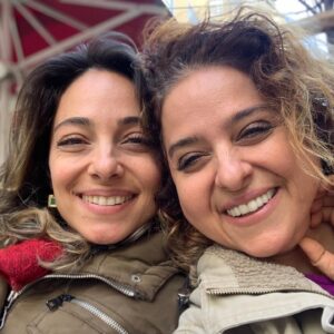 Feri Baycu Güler Instagram - Canım benim, iyiki’m, can dostum, sırdaşım, evladımın anne yarısı, biricik kardeşim, yüzü güzel gönlü güzel Suzet’im, iyi ki iyi ki iyi ki doğdun can parçam❤️❤️❤️ 

Ben 4 yaşındayken ve sen henüz yeni doğmuş ve eve, benim eski yatağıma yerleşmişken, ben bu durumdan pek de hoşnut değil ve durmadan kafamda seni hain planlarımla yatağımdan, hatta odamdan atmayı  düşündüğüm o günlerden birinde,  annemin odaya girip beni elimden tuttuğunu, yatağın parmaklıklarından kocaman gözlerle bizi izleyen sana birlikte baktığımızı ve bana “bak bu senin kardeşin, birbirinizi çok seveceksiniz ve sen abla olarak hep onu koruyup kollayacaksın, abla olmak sorumluluk almak demektir"dediğini, gözlerimin büyüdüğünü ve sana uzun uzun baktığımı anımsıyorum... O gün sen benim bebeğim olmuştun, o küçücük aklımla seni koruma, kollama ve daima koşulsuz sevmeyi öğrenecek ve her geçen gün bundan daha çok zevk alacaktım.❤️🧿🍀🌺
Şükrediyorum herşey için, senin gibi bir kardeşim, canım olduğu için, birlikte yaşadığımız iyi kötü herşey için, zorluklarla karşılaştığımızda elele tutuştuğumuz için,  birbirimize olan saf sevgimizden ve inancımızdan asla vazgeçmediğimiz için, zamanla birbirimize bu kadar çok benzediğimiz için... Şükrediyorum her yeni güne seninle birlikte olabildiğimiz için...❤️🧿🍀❤️
Hayat sana ne dilersen onu versin bebeğim, o kocaman yüreğinden ne geçiyorsa o olsun, sağlık, sevgi, aşk, huzur, sanat, güven, başarı daima seninle olsun❤️
Not: 41 yaşında olman hala benim bebeğim olduğun gerçeğini değiştirmez, bu da demek oluyor ki sen bazen bana kızsan da; ben yine de nedeni yokken de senin için endişelenmeye, seni merak etmeye, zırt pırt arayıp “nerde kaldın, hadi geç kalma” demeye, karşıdan karşıya geçerken dikkatli olmanı söylemeye, vitaminlerini aldın mı diye her sabah sormaya, kapıyı kilitledin mi diye sormak için seni gece yarısı aramaya, kahve falıma önce bakman için ablalık taslamaya, bunlar için bana kızdığında da (uyduruktan) bir daha yapmayacağımı söyleyip aslında söylediğime kendim bile inanmamaya ve daha bir sürü saçmalık yapmaya devam edeceğim İnşallah, çünkü sen benim için hala 41 yıl önce gözlerinin içine bakıp sevdalandığım biricik kardeşimsin❤️ İyi ki doğdun❤️🍀🧿❤️