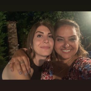 Feri Baycu Güler Instagram - Ayyy #tbt  olmuş bile:)) Oysa ben daha teşekkürlerime nerden başlayacağıma bile karar verememiştim🥰🥰
O zaman önce beni Meloş’la tanıştıran ve bu ekibin bir parçası olmamadaki ilk adımı atan @tuncayaltunoglu ve @fatoskocak1 la başlayayım, teşekkürlerrr dostlar😘😘 Bana güvenip bu şahane rolü teslim eden ve kendisinden çoook şey öğrendiğim canım hocam @cagribayrak sizinle tanıştığım ve çalıştığım için o kadar şanslı ve mutluyum ki... ❤️❤️ Güzel ve yetenekli @ezgicill ne tatlı bir dost oldun bana, desteklerin, güvenin için 😘😘😘
@a.muratoztrk ve @aytacicek kıymetli hocalarım iyi ki yollarımız kesişmiş ne mutlu bana🥰🥰 Tatlı yönetmen yardımcılarımız @aslikay ve @betulyildrim koskocaman sarılıyorum size 😘😘 Sevgili uygulayıcı yapımcımız @ali_akturk_1903 😍😍
Uğur, Umut, Zeynep, Ufuk, Oğuzcan ve tüm çalışkan süperrr reji asistanlarımızz sizi çoook öpüyorum🤗 
Güzelim görüntüleri çeken şahane görüntü yönetmenimiz @tarikkerkann ve değerli kamera ekibimize @ilkererdogan55 @jimmyjib @tugrulunal ve tatlı asistanlarına kucak dolusu teşekkürler 🌸

Bizlerin fıstık gibi görünmemizi sağlayan @costumebydilsan @hilaltba ve şahane kostüm ekibine😘😘😘, Pırıl pırıl görünmemizi sağlayan @selcukerkan1 @paksoy_ ve tüm ışık ekibine, müthiş fotolar çeken yetenekli @mortezaatabaki ye @gizemshn ve tüm sanat ekibine, ayrıca ses, prodüksiyon ve isimlerini sayamadığım diğer tüm değerli teknik ekip dostlarıma en içten sevgilerimi yolluyorum ❤️
Her biriyle oynamaktan büyük keyif aldığım kıymetli meslektaşlarım, hepinize teker teker sarılıyorum, destekleriniz için çok teşekkür ederim❤️❤️ Elbette en büyük teşekkürlerimden biri de, içinde ve bir parçası olmaktan mutluluk duyduğum @goldfilmyapim ailesine😍😍 Beni de bu aileye kattığınız için çoook teşekkür ederim.  Dizimize mükemmel ev sahipliği yapan sevgili @startv 😍

Veee en kocaman teşekkür tabii ki de bizi hiçbir zaman yalnız bırakmayan, dünyanın birçok ülkesinden takip eden muhteşem seyircimize❤️❤️❤️ Mutlulukla kalın dostlar, pek yakında görüşmek üzere 😉🍀 #erkencikuş #şahaneiş #iyiki #teşekkürederim #seeyousoon #erkencikus #aroundtheworld #tvseries