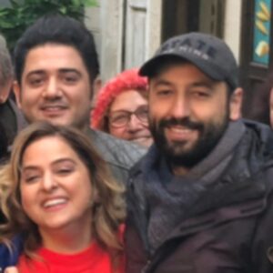 Feri Baycu Güler Instagram - Ayyy #tbt  olmuş bile:)) Oysa ben daha teşekkürlerime nerden başlayacağıma bile karar verememiştim🥰🥰
O zaman önce beni Meloş’la tanıştıran ve bu ekibin bir parçası olmamadaki ilk adımı atan @tuncayaltunoglu ve @fatoskocak1 la başlayayım, teşekkürlerrr dostlar😘😘 Bana güvenip bu şahane rolü teslim eden ve kendisinden çoook şey öğrendiğim canım hocam @cagribayrak sizinle tanıştığım ve çalıştığım için o kadar şanslı ve mutluyum ki... ❤️❤️ Güzel ve yetenekli @ezgicill ne tatlı bir dost oldun bana, desteklerin, güvenin için 😘😘😘
@a.muratoztrk ve @aytacicek kıymetli hocalarım iyi ki yollarımız kesişmiş ne mutlu bana🥰🥰 Tatlı yönetmen yardımcılarımız @aslikay ve @betulyildrim koskocaman sarılıyorum size 😘😘 Sevgili uygulayıcı yapımcımız @ali_akturk_1903 😍😍
Uğur, Umut, Zeynep, Ufuk, Oğuzcan ve tüm çalışkan süperrr reji asistanlarımızz sizi çoook öpüyorum🤗 
Güzelim görüntüleri çeken şahane görüntü yönetmenimiz @tarikkerkann ve değerli kamera ekibimize @ilkererdogan55 @jimmyjib @tugrulunal ve tatlı asistanlarına kucak dolusu teşekkürler 🌸

Bizlerin fıstık gibi görünmemizi sağlayan @costumebydilsan @hilaltba ve şahane kostüm ekibine😘😘😘, Pırıl pırıl görünmemizi sağlayan @selcukerkan1 @paksoy_ ve tüm ışık ekibine, müthiş fotolar çeken yetenekli @mortezaatabaki ye @gizemshn ve tüm sanat ekibine, ayrıca ses, prodüksiyon ve isimlerini sayamadığım diğer tüm değerli teknik ekip dostlarıma en içten sevgilerimi yolluyorum ❤️
Her biriyle oynamaktan büyük keyif aldığım kıymetli meslektaşlarım, hepinize teker teker sarılıyorum, destekleriniz için çok teşekkür ederim❤️❤️ Elbette en büyük teşekkürlerimden biri de, içinde ve bir parçası olmaktan mutluluk duyduğum @goldfilmyapim ailesine😍😍 Beni de bu aileye kattığınız için çoook teşekkür ederim.  Dizimize mükemmel ev sahipliği yapan sevgili @startv 😍

Veee en kocaman teşekkür tabii ki de bizi hiçbir zaman yalnız bırakmayan, dünyanın birçok ülkesinden takip eden muhteşem seyircimize❤️❤️❤️ Mutlulukla kalın dostlar, pek yakında görüşmek üzere 😉🍀 #erkencikuş #şahaneiş #iyiki #teşekkürederim #seeyousoon #erkencikus #aroundtheworld #tvseries