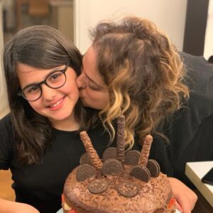 Feri Baycu Güler Instagram - Yok yaa tabii ki yeni foto değil, şimdilerde öptürse bile fotoğraf çektirmiyor ki kolay kolay zaten. “Benim kararım saygı duyun” diyor. Haklı, onun kararı. Ben saygı duyuyorum ki normalin bu olduğunu bilsin, hayatında kendi kararlarına saygı duymayanlardan uzak kalsın.❤️🧿🍀❤️
Napalım artık ben de #tbt günü filan bakmadan açıyorum arşivi🙈❤️ #motheranddaughter #şükür