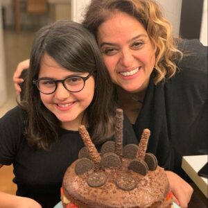 Feri Baycu Güler Instagram - Yok yaa tabii ki yeni foto değil, şimdilerde öptürse bile fotoğraf çektirmiyor ki kolay kolay zaten. “Benim kararım saygı duyun” diyor. Haklı, onun kararı. Ben saygı duyuyorum ki normalin bu olduğunu bilsin, hayatında kendi kararlarına saygı duymayanlardan uzak kalsın.❤️🧿🍀❤️
Napalım artık ben de #tbt günü filan bakmadan açıyorum arşivi🙈❤️ #motheranddaughter #şükür