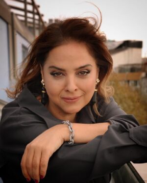 Feri Baycu Güler Instagram - Bişeyler bişeyler 🤍💜

Fotoğraf @kemalldedecan 
Saç @erbil.caylak 
Makyaj @ozlemmdemirofficial 
Styling @ilhandalaklioglu 
Teşekkürler @selinkokmanagement @mustafaoguzcan