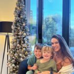 Fernanda Machado Instagram – A gente piscou e já é natal!😉🎄

E chegou aquela época do ano que é uma loucura doída, uma correria maluca pra nós mamães, né gente?! 

Mas a gente ama ver eles encantados com a magia do natal! Esse ano os dois me ajudaram muito com a árvore, super animados! 

Força aí mamães, dezembro é prova de fogo pra gente, vamos que vamos! 

#arvoredenatal #dezembromesloucoprasmaes 
#maternidadereal 
#amagiadonatal #xmastree2023