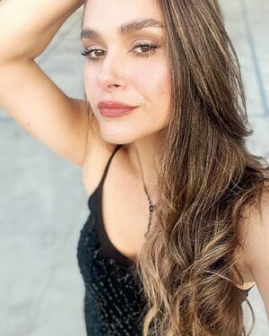 Fernanda Machado Instagram - Depois de mais uma semana mega, ultra corrida, um pouquinho de maquiagem faz um bem e tanto, né gente?! 

Quem aí também ama uma maquiagem natural, com uma pele brilhante e hidratada?!!! É a minha make favorita! Tenho que fazer um vídeo contando os segredinhos dessa make super fácil, e na luz do sol a pele fica mais radiante ainda. 😉✨

#maquiagemnatural #pelehidrarada #skinglow
#makeuptherapy #opoderdamaquiagem 
#autocuidado #selfcare #naturalmakeup 
#maquiagem #makeup