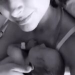 Fernanda Machado Instagram – Ser mãe é a minha maior missão. Eu amo meus filhos mais que tudo, eles são a minha maior prioridade, eles são a minha vida!

Mas para criar uma criança, é preciso uma vila toda ao redor de uma mãe, já disse um ditado muito conhecido.

No mundo de hoje, maternar pode ser muito solitário, e isso tem causado uma sobrecarga enorme, emocional, mental e física para nós, mães.

Depois de muitas lágrimas, eu entendi que para, que eu possa estar bem emocionalmente para os meus filhos, eu preciso de suporte, de apoio. Porque é fundamental, que eu também cuide de mim mesma.

Eu amo ser mãe, e hoje eu sei que para que o meu maternar seja mais leve, para que eu possa curtir cada segundo do crescimento dos meus filhos com mais leveza, eu preciso ter uma vila ao meu redor.

Muito obrigada a todos que são pedacinhos da minha vila, na minha jornada materna. 

Seja você também um pedacinho desta vila na vida de uma mãe, seja rede de apoio! @oboticario 

#SejaRedeDeApoio #oboticario #diadasmaes #maternidade #maternidadereal #amosermãe #omaioramordomundo
#sobrecargamaterna
#saudementalmaterna
#solidaomaterna #maternarcomleveza
#Publipost
