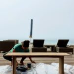 Fernanda Machado Instagram – Entre as 1001 decisões de todos os dias da obra, eu sempre tento achar um tempinho pra terminar de pintar os móveis da casa de praia, que foi meu último projeto.

Eu adoro colocar a mão na massa! E dessa vez esqueci de levar luvas pra casa de praia e coloquei a mão na massa literalmente, minhas unhas ficaram uma loucura! 😬🤪😂

Esses móveis são novos, mas vieram com um ton muito mais amarelado do que as fotos do site que comprei. Então fiz um “white wash”, que não é uma pintura total, a madeira ficou num tom mais esbranquiçado, mas não escondi totalmente as veias da madeira. 

É uma solução simples pra quando temos vários tons de madeira diferentes num mesmo ambiente e queremos dar uma harmonizada nesses tons. 

Dá pra fazer com qualquer cor, eu adoro esse efeito com cinza também! 

#adoropintarummóvel #diy
#mãonamassa #whitewash #woodstain #decoração 
#woodpainting #homedecor