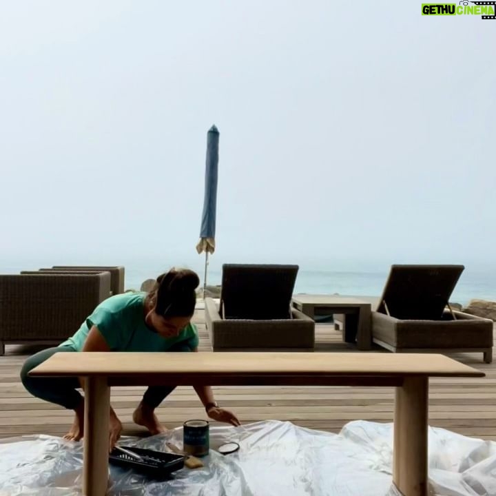 Fernanda Machado - 3.8K Likes - Entre as 1001 decisões de todos os dias da obra, eu sempre tento achar um tempinho pra terminar de pintar os móveis da casa de praia, que foi meu último projeto.
Eu adoro colocar a mão na massa! E dessa vez esqueci de levar luvas pra casa de praia e coloquei a mão na massa literalmente, minhas unhas ficaram uma loucura! 😬🤪😂
Esses móveis são novos, mas vieram com um ton muito mais amarelado do que as fotos do site que comprei. Então fiz um “white wash”, que não é uma pintura total, a madeira ficou num tom mais esbranquiçado, mas não escondi totalmente as veias da madeira.
É uma solução simples pra quando temos vários tons de madeira diferentes num mesmo ambiente e queremos dar uma harmonizada nesses tons.
Dá pra fazer com qualquer cor, eu adoro esse efeito com cinza também!
#adoropintarummóvel #diy
#mãonamassa #whitewash #woodstain #decoração
#woodpainting #homedecor