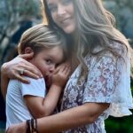 Fernanda Machado Instagram – 3 anos e 9 meses amamentando Leozinho! 🤱🏻 E aqui chego ao fim da minha jornada com a amamentação. 

Foram 3 anos e 6 meses amamentando Lucca e 3 anos e 9 meses amamentando Leo. Totalizando 7 anos e 3 meses da minha vida amamentando. 

Amamentar é extraordinário, mas é também uma das coisas mais difíceis que já fiz na vida. É aquele tipo de coisa, que ninguém pode fazer pela gente, que não dá pra delegar. É uma jornada imperfeita, onde nem tudo são flores, e que exige muito da gente. As vezes pensamos em desistir, mas como tudo que é difícil nessa vida, é também, importante e magnífico demais, e por isso, encontramos forças pra seguir em frente. 

Com o Lucca, o começo foi difícil, primeiro filho é sempre um mar de aprendizados, quando achei que tinha superado a dificuldade do começo, e a batalha estava vencida, veio a crise dos 3 meses, abalando tudo. Depois aos 6 meses, a chegada precoce dos dentinhos. Mas nada disso nos parou. 

Quando ele estava com 2 anos e meio, fui pro Brasil filmar “Impuros” e precisei ficar longe dele pela primeira vez, por 20 dias. Achei que seria o fim da amamentação. Mas pra minha surpresa, quando nos reencontramos, eu ainda tinha leite. E ele seguiu amamentando por mais 1 ano! 

Com Leozinho, fui surpreendida com dificuldades que eu desconhecia. Foram inúmeras mastites, hiperlactação, e o diagnóstico tardio aos 5 meses dele, de língua presa e freio labial. Seguido de uma queda brusca na minha produção de leite. 

O primeiro ano amamentando o Leo foi uma maratona de desafios, que pareciam invencíveis. Até hoje, quando olho pra trás, não sei como não desisti. 
Nem acredito que consegui amamentar ele por quase 4 anos. 

Finalizo essa jornada, com os olhos cheios de lágrimas, e o coração transbordando alegria e gratidão. Por ter tido a oportunidade de amamentar os meus filhos por tanto tempo. Foi um grande presente do universo, poder oferecer o leite que meu corpo produziu exclusivamente pra eles, e ainda vivenciar essa experiência transcendental, esse super poder da natureza por 7 anos e 3 meses! 🤱🏻🙌🏻

#amamentação #amamentaçãoprolongada 
#breastfeeding #longtermbreastfeeding
#7yearsbreastfeeding 
#omaioramordomundo #maternidade