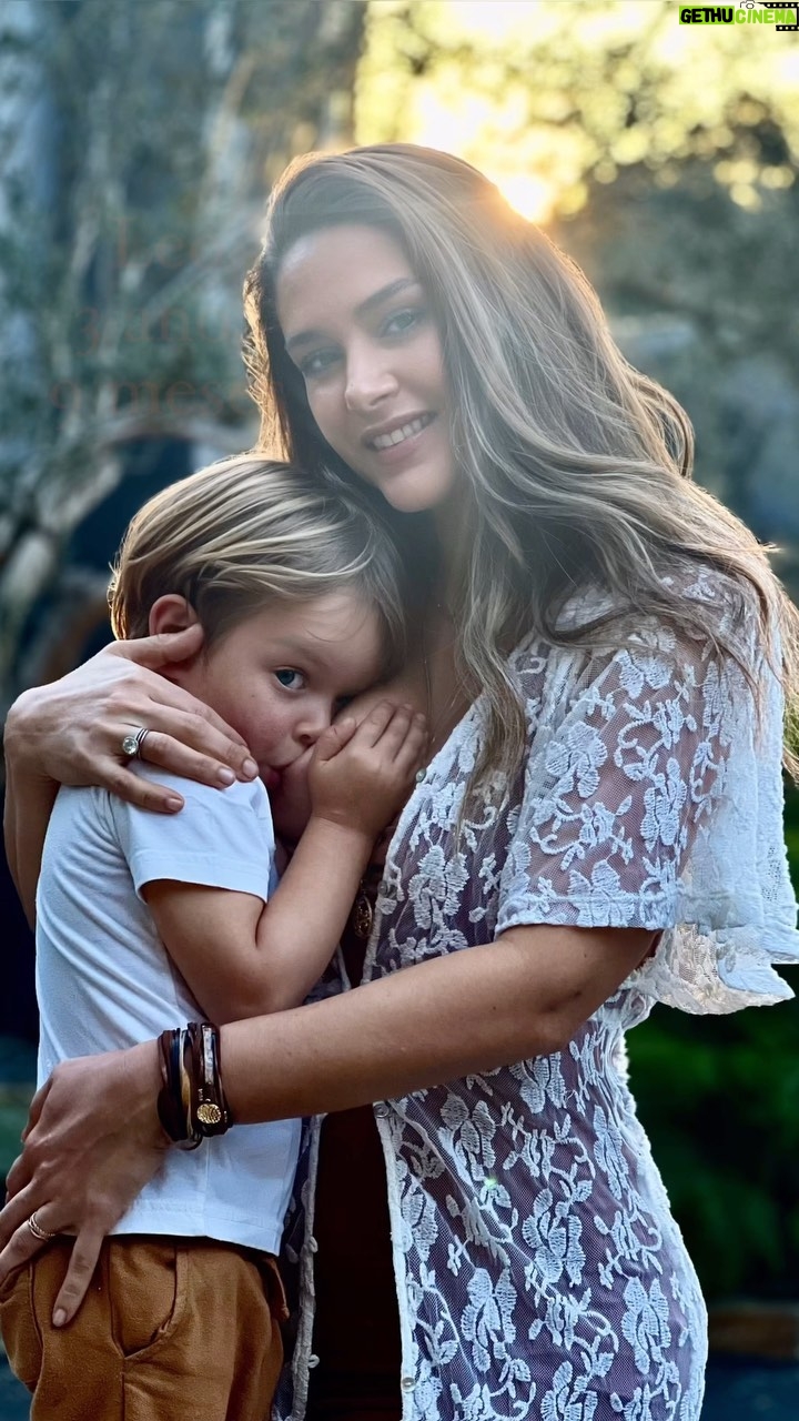 Fernanda Machado - 11.3K Likes - 3 anos e 9 meses amamentando Leozinho! 🤱🏻 E aqui chego ao fim da minha jornada com a amamentação.
Foram 3 anos e 6 meses amamentando Lucca e 3 anos e 9 meses amamentando Leo. Totalizando 7 anos e 3 meses da minha vida amamentando.
Amamentar é extraordinário, mas é também uma das coisas mais difíceis que já fiz na vida. É aquele tipo de coisa, que ninguém pode fazer pela gente, que não dá pra delegar. É uma jornada imperfeita, onde nem tudo são flores, e que exige muito da gente. As vezes pensamos em desistir, mas como tudo que é difícil nessa vida, é também, importante e magnífico demais, e por isso, encontramos forças pra seguir em frente.
Com o Lucca, o começo foi difícil, primeiro filho é sempre um mar de aprendizados, quando achei que tinha superado a dificuldade do começo, e a batalha estava vencida, veio a crise dos 3 meses, abalando tudo. Depois aos 6 meses, a chegada precoce dos dentinhos. Mas nada disso nos parou.
Quando ele estava com 2 anos e meio, fui pro Brasil filmar “Impuros” e precisei ficar longe dele pela primeira vez, por 20 dias. Achei que seria o fim da amamentação. Mas pra minha surpresa, quando nos reencontramos, eu ainda tinha leite. E ele seguiu amamentando por mais 1 ano!
Com Leozinho, fui surpreendida com dificuldades que eu desconhecia. Foram inúmeras mastites, hiperlactação, e o diagnóstico tardio aos 5 meses dele, de língua presa e freio labial. Seguido de uma queda brusca na minha produção de leite.
O primeiro ano amamentando o Leo foi uma maratona de desafios, que pareciam invencíveis. Até hoje, quando olho pra trás, não sei como não desisti.
Nem acredito que consegui amamentar ele por quase 4 anos.
Finalizo essa jornada, com os olhos cheios de lágrimas, e o coração transbordando alegria e gratidão. Por ter tido a oportunidade de amamentar os meus filhos por tanto tempo. Foi um grande presente do universo, poder oferecer o leite que meu corpo produziu exclusivamente pra eles, e ainda vivenciar essa experiência transcendental, esse super poder da natureza por 7 anos e 3 meses! 🤱🏻🙌🏻
#amamentação #amamentaçãoprolongada
#breastfeeding #longtermbreastfeeding
#7yearsbreastfeeding
#omaioramordomundo #maternidade
