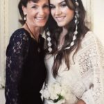 Fernanda Machado Instagram – Parece que foi ontem, mas há 5 anos, num dia chuvoso como hoje e com os corações despedaçados, tivemos que dizer adeus à ela. 

A mãe do meu marido, a vó dos meus filhos, minha sogra partiu de uma maneira muito brusca e prematura, numa tragédia que tirou a vida de 23 pessoas em Montecito. 

Entendo que a morte/ a passagem, é algo natural e que faz parte da vida, mas dizer adeus pra quem a gente ama é duro demais. 
A falta física é muito grande, parece que a saudade só aumenta com o passar dos anos. 

Pensamos nela todos os dias, pensamos em todas as coisas que ela ainda poderia viver com o Lucca e o Leo, nos picnics na grama, nas caminhadas na praia, nas brincadeiras e risadas compartilhadas, nos passeios e viagens juntos… 
Ela amaria tanto ver os dois crescendo. Isso é o que mais dói… 

Mas tentamos sempre manter ela presente nas nossas vidas, falamos muito dela para os meninos, contamos histórias sobre ela, mostramos fotos e vídeos dela. E aos poucos vou ensinando à eles que ela está entre nós, mas que é mais fácil senti-la quando estamos observando os desenhos das nuvens no céu, ou observando as ondas do mar… Nossa relação com ela continua, porque nossa conexão e nosso amor é infinito. 
Te amamos vovó Becky! Saudade infinita. 🤍♾️✨

We love you FoRever Becky! 
Your biggest legacy, your kids and grandkids will always love you! 
Sending all our love to everyone who lost a loved one, 5 years ago on the Montecito mudslides. 

#weloveRebeccaRiskinFoRever 
#amorinfinito #amorsemfim 
#oamornuncamorre #infinitelove 
#montecitomudslides #montecitostrong