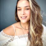 Fernanda Machado Instagram – Celebrando o processo, mesmo no meio da loucura! 🙌🏻✨
Eu ando meio sumida daqui, do mundo digital, porque a vida real anda corrida demais. 

Quem mais aí também queria ter uma réplica de si mesma? Eu queria ter umas  2 de mim, pra dar conta das crianças, da casa, dos meus projetos de reforma que não acabam nunca, e nesses últimos meses eu tenho me concentrado muito no meu livro. 

Cheguei no capítulo 15, página 122!! 📖 Ainda tem um bucado mais de história pela frente, mas tô bem feliz com o livro tomando forma. 

Tem sido um processo desafiador e incrível, colocar no papel minha jornada com a endometriose, com a maternidade, com os altos e baixos hormonais, e com tantas outras questões que nós mulheres vivemos nos dias de hoje. 

#vemcoisaboaporai #endometriose #maternidade #livroFernandaMachado #mulheresnomundodehoje 
#altosebaixoshormonais